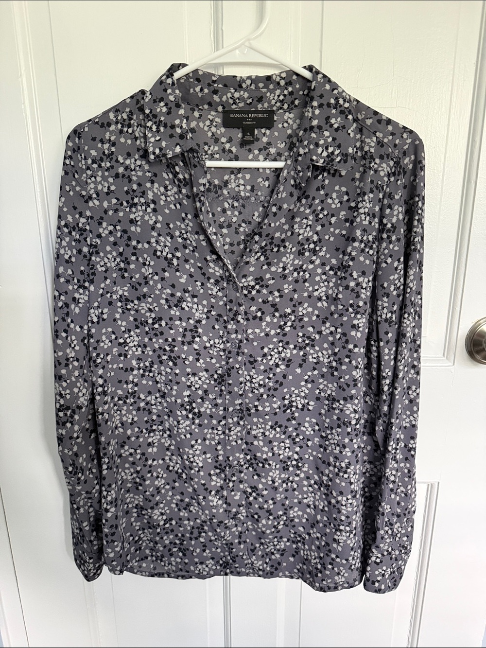 Banana republic Grey and black floral button up blouse 

Classic Fit
Size Small